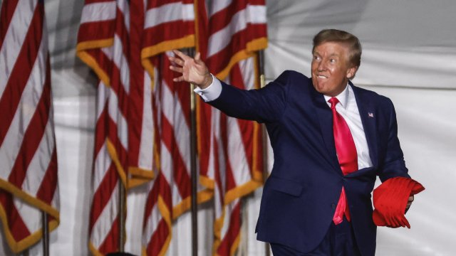 Агенти на ФБР са иззели 11 комплекта секретни документи при