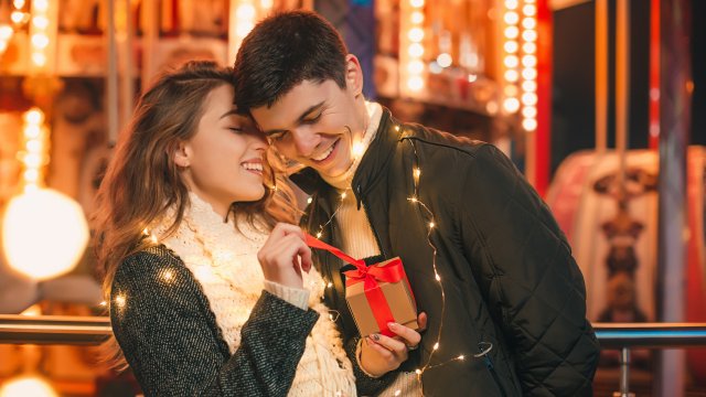 Любовните знаци които мъжете понякога изпращат на жените които харесват