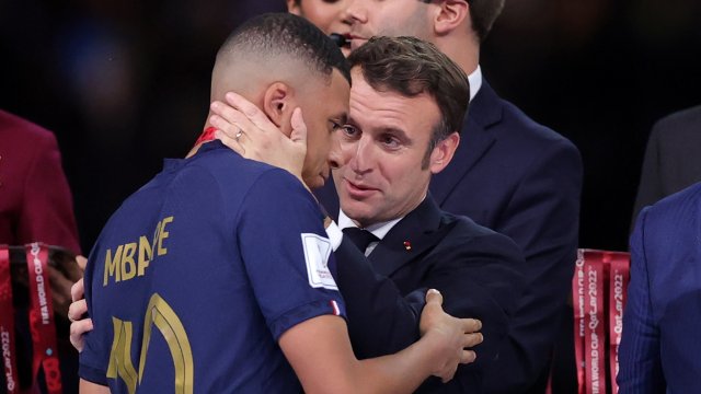 Френският президент Еманюел Макрон изгледа на живо финала на Мондиал