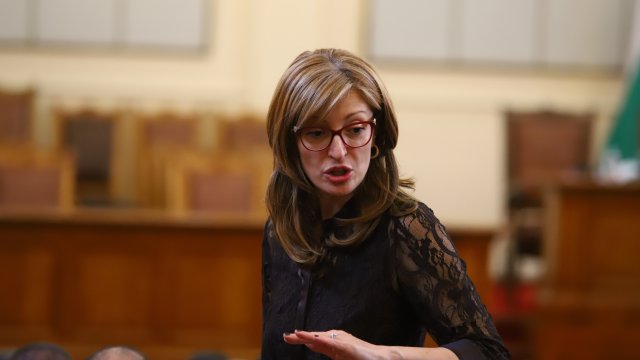 Днешното редовно парламентарно заседание беше открито от две декларации