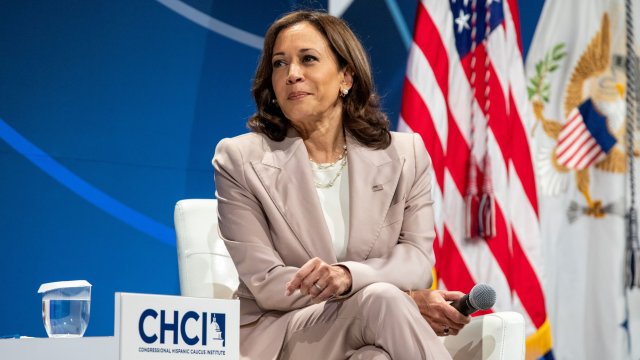 Два автобуса с нелегални имигранти бяха стоварени пред резиденцията на