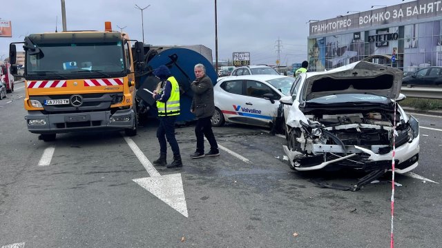 Верижна катастрофа между шест автомобила и камион затруднява движението на