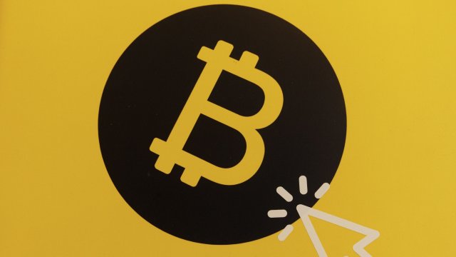 Двама души са обвинени в опит да изперат биткойни на