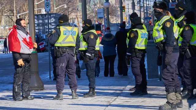 Канадската полиция арестува двама лидери на протестиращите в Отава шофьори