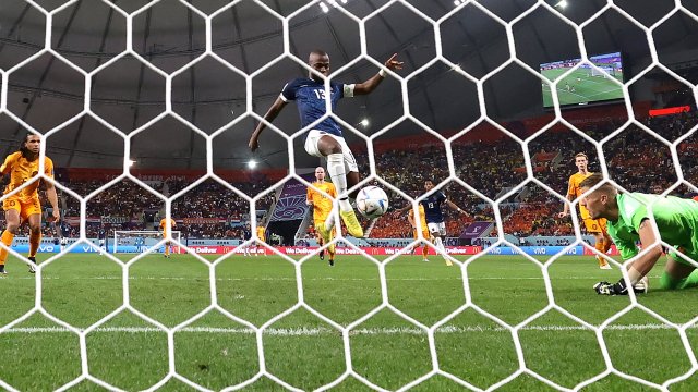 Нидерлания се спаси от загуба във втория си мач на