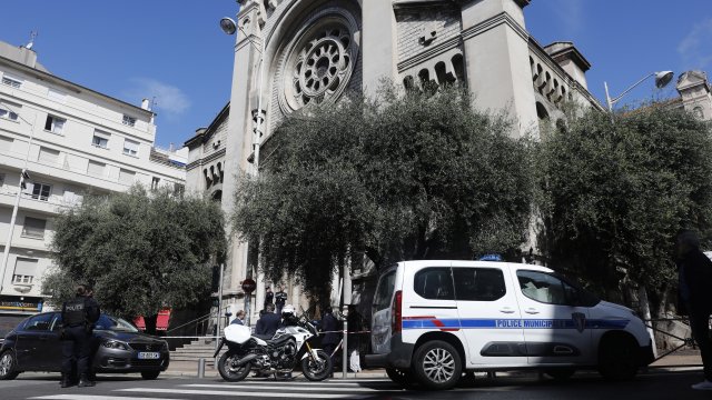 Свещеник е бил нападнат с нож в църква в Ница