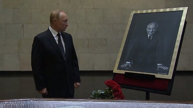 С червени рози в ръка руският президент Владимир Путин се