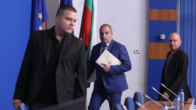 Вицепремиерът в оставка Гроздан Караджов сезира прокуратурата с доклада на