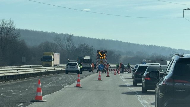Дейностите в аварийната лента ще бъдат сигнализирани с автомобил с проблясваща светлина.
