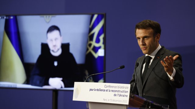 Френският президент Еманюел Макрон обеща на Володимир Зеленски бойни бронирани