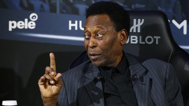 Легендата на световния футбол Пеле бе изписан от болница Алберт