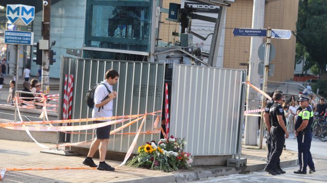 Двете цветя в памет на жертвите на катастрофата на бул