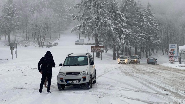 Ограничена е видимостта на проходите Шипка и Република заради обилен снеговалеж. Снежната