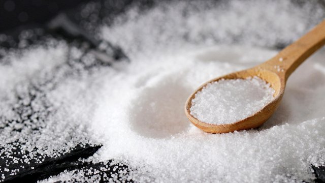 Солта приемана с храната повишава кръвното налягане при някои хора