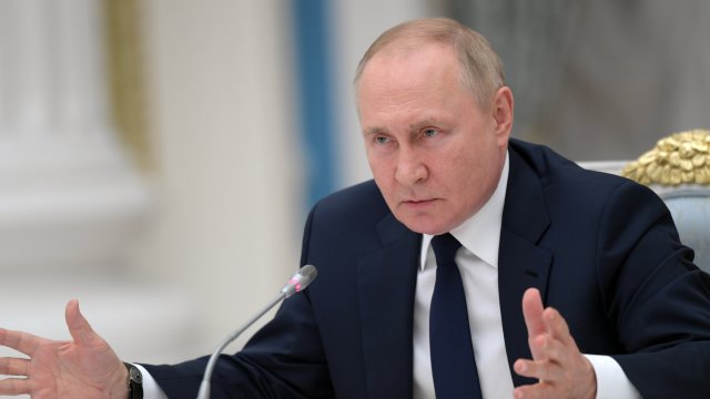 Русия подложена на санкции няма да се откаже и още