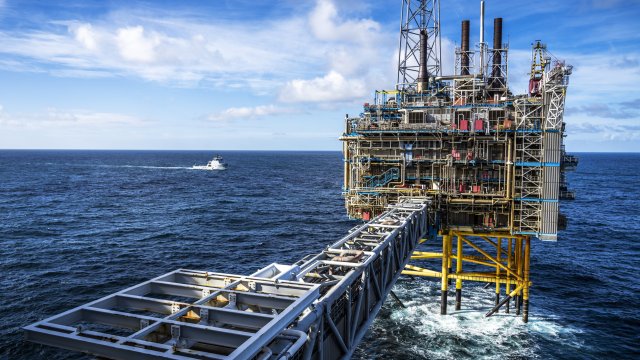 Най малко 50 метра от тръбата на газопровода Северен поток са