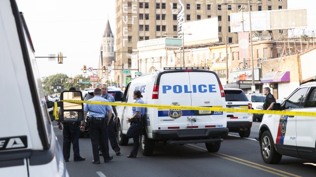 Трима души бяха убити а 11 ранени при стрелба