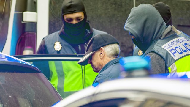 Испанската полиция арестува 74 годишен мъж заподозрян че е изпратил шестте