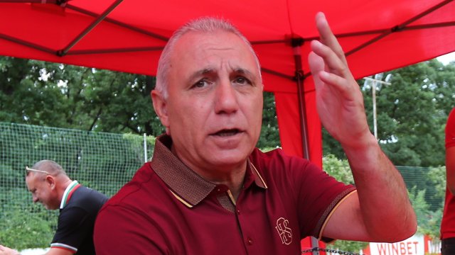 През сезон 1996 97 г един до друг играят Христо Стоичков