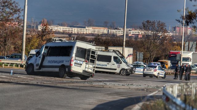 Почина полицаят, пострадал при гонка с бус с мигранти край София,