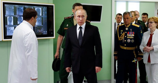 Владимир Путин е постоянно придружаван от лекар специалист по рак