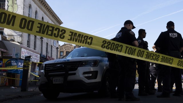 Шестима служители на реда са ранени при престрелка с банкови