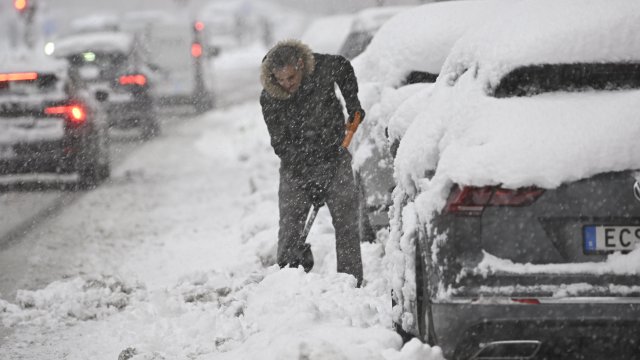 Силен снеговалеж предизвика транспортен хаос в Швеция, съобщи ДПА.В столицата
