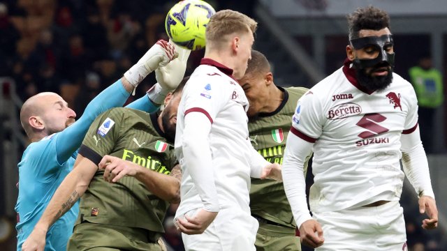 Милан най сетне записа победа Росонерите удариха 1 0 Торино в първи