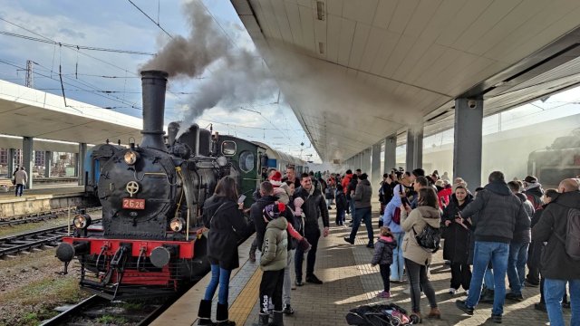 Най старият парен локомотив на БДЖ тегли коледен влак от София
