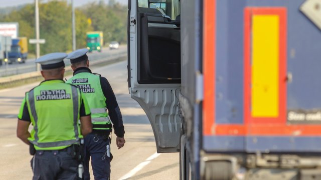 Продължава специализираната полицейска операция за контрол на товарните автомобили и