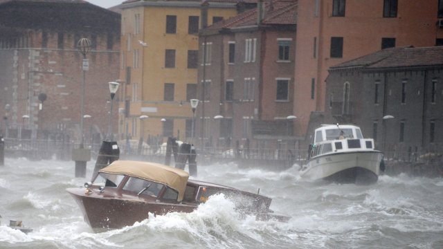 Наводнения засегнаха Южна Италия след обилни валежи в неделния ден
