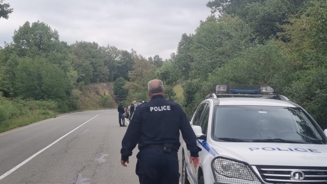 Служители на сектор Пътна полиция    Пазарджик са задържали нелегални мигранти на