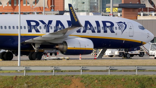 Самолет на Райънеър пътуващ от Полша за Атина се приземи