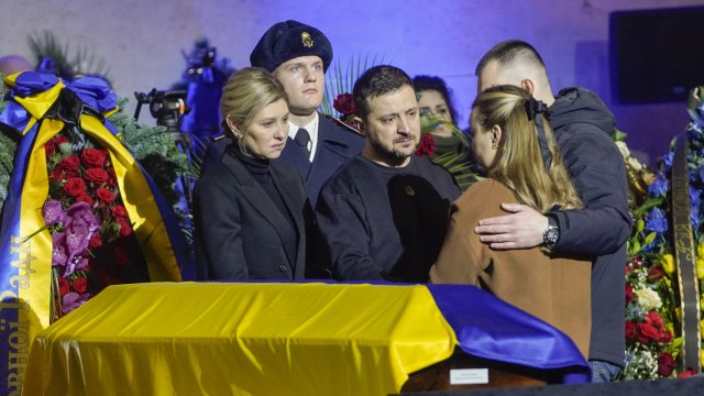 На траурна церемония украинският президент Володимир Зеленски и съпругата му