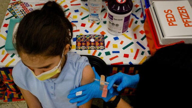 Очаква се Pfizer да поискат от Администрацията по храните и