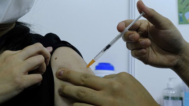 Украинските власти разрешиха поставянето на бустерна доза от ваксина срещу