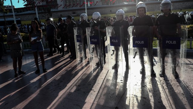 Турските власти издирват заподозрени от Ислямска държава при две отделни