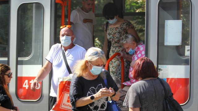 Носенето на предпазни маски за лице в градския транспорт вече