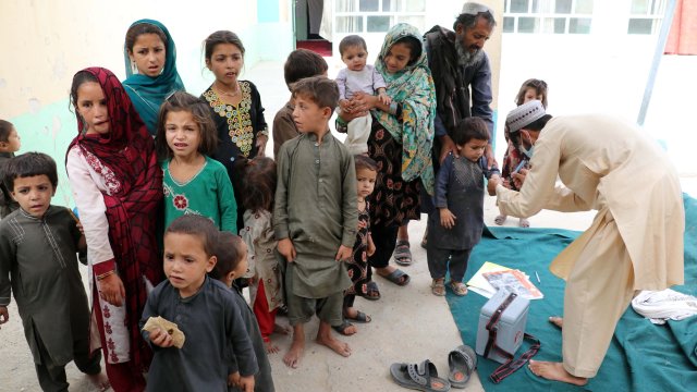 Толкова много мъка в Афганистан отчаяни родители продават децата си  Малко