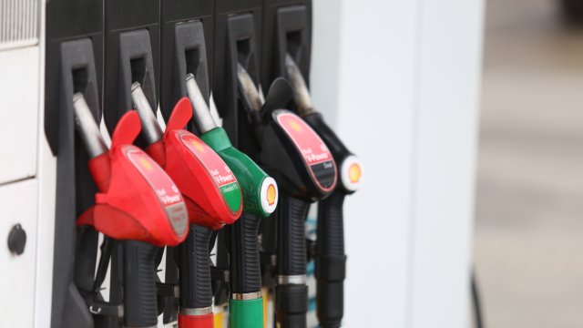 Депутатите гласуваха помощта от 25 стотинки на литър гориво да