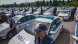 Полицейски коли тръгват с трафика за да следят за автомобили