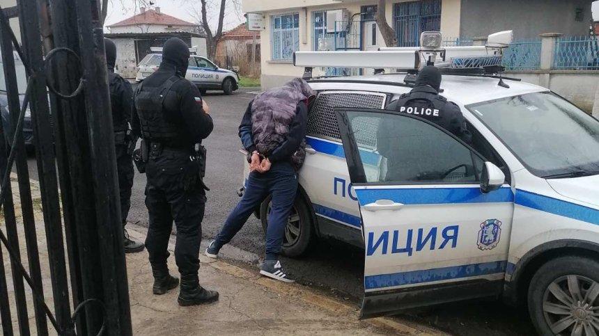 Задържаната за трафик на афганистанци край Бургас имала "безспорно алиби"