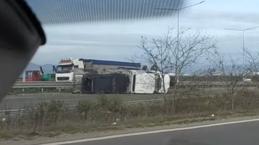 Катастрофа с Пътна помощ затруднява движението на Околовръстното в София