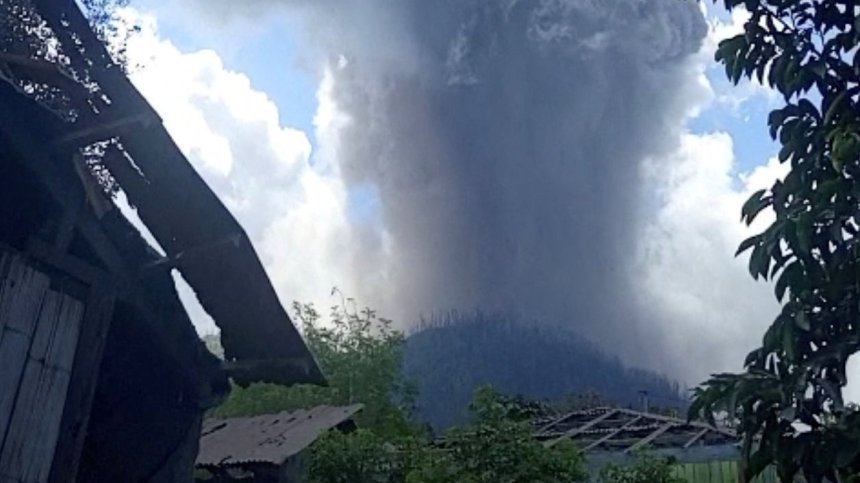 Вулканът Левотоби Лаки-Лаки в Индонезия изригна отново