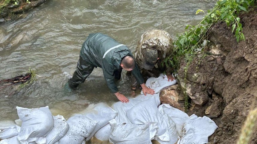 Силна буря отново удари Северозападна България, пътят Враца-Ботевград е наводнен