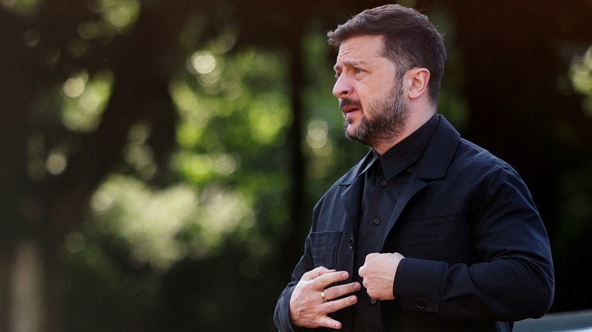 Зеленски: Европа изпраща оръжейни компоненти на Русия, с които ни убиват