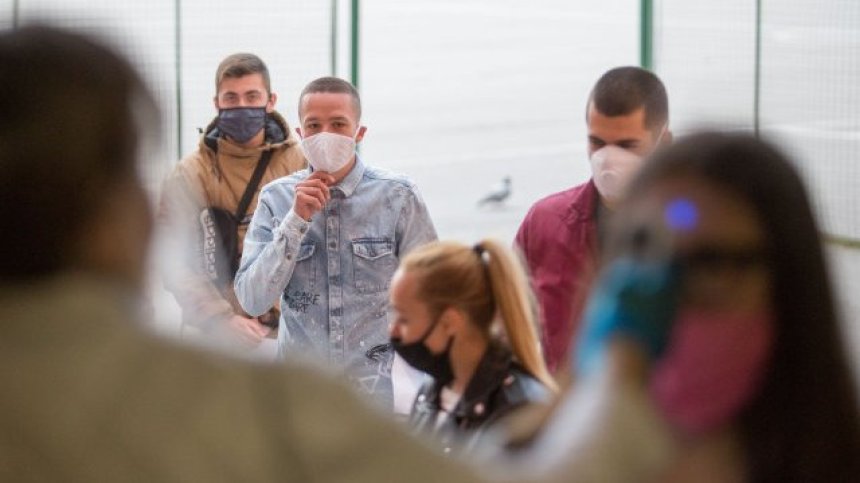 Обявяват окончателните мерки за училищата, ще има промени при носенето на маски