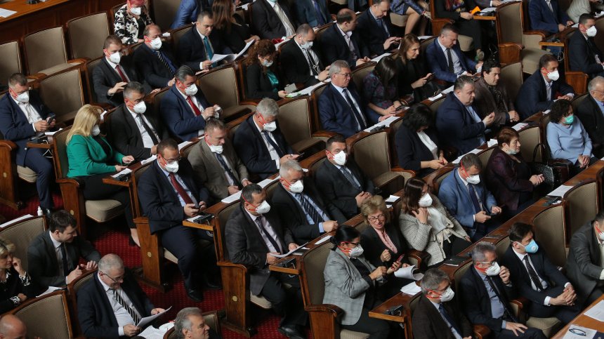 Депутатите влязоха в спор заради размера на заплатите си