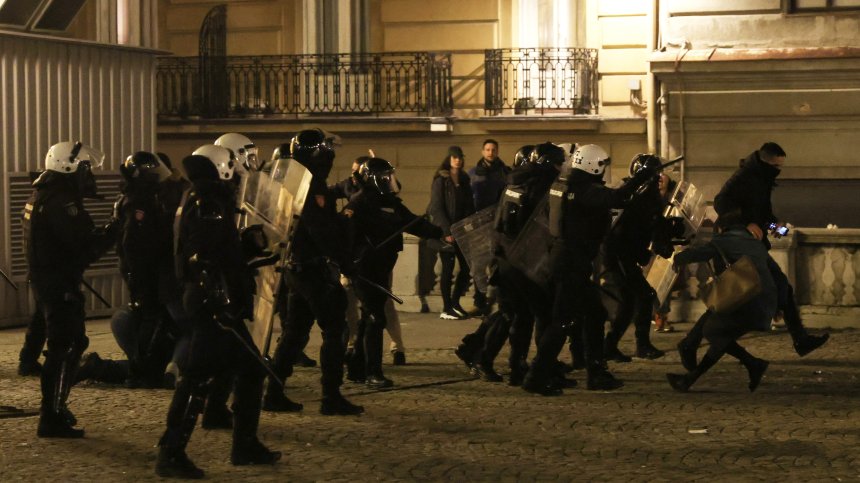 Има ранени и арестувани при протестите в Сърбия, Кремъл обяви, че няма да се меси