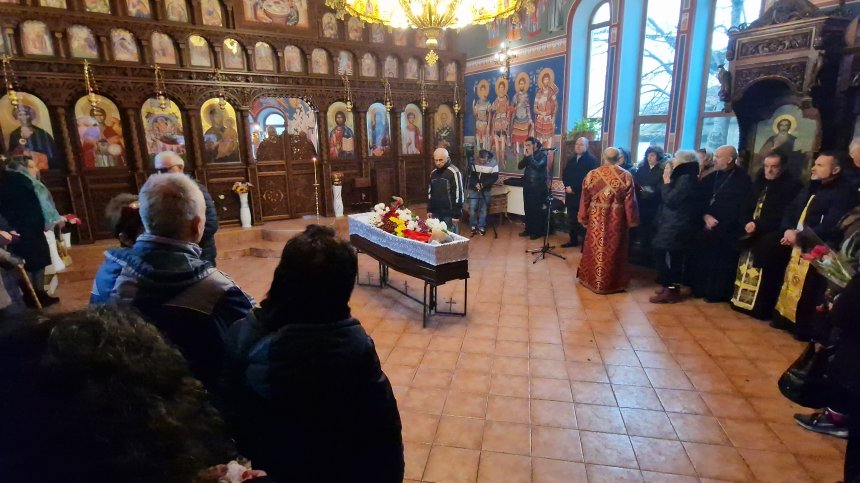 Стотици изпращат отец Боян Саръев в последния му път